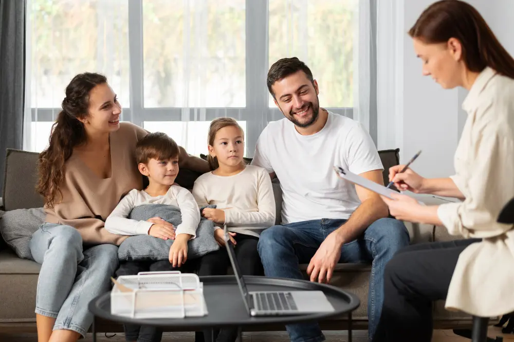 familia feliz com a mae os filhos e o pai sendo orientados por uma nutricionista
