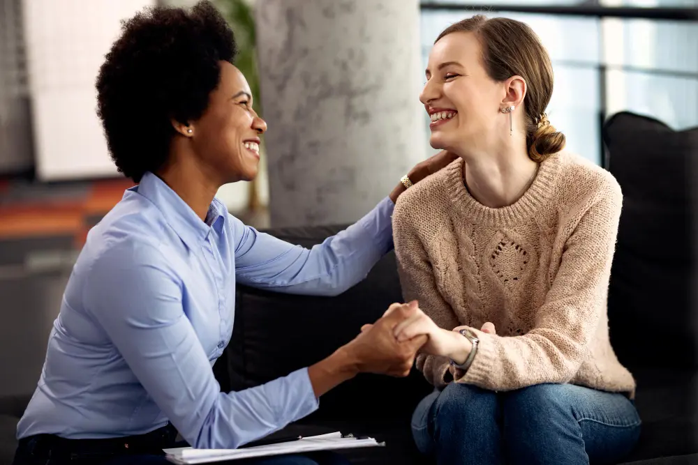 imagem de duas mulheres uma sendo acompanhada e apoidada pela outra mulher
