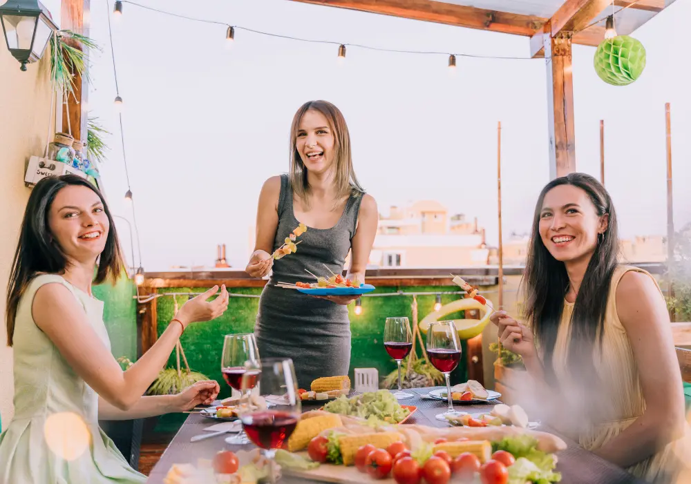 mulheres escolhendo comidas mais saudaveis em um evento social