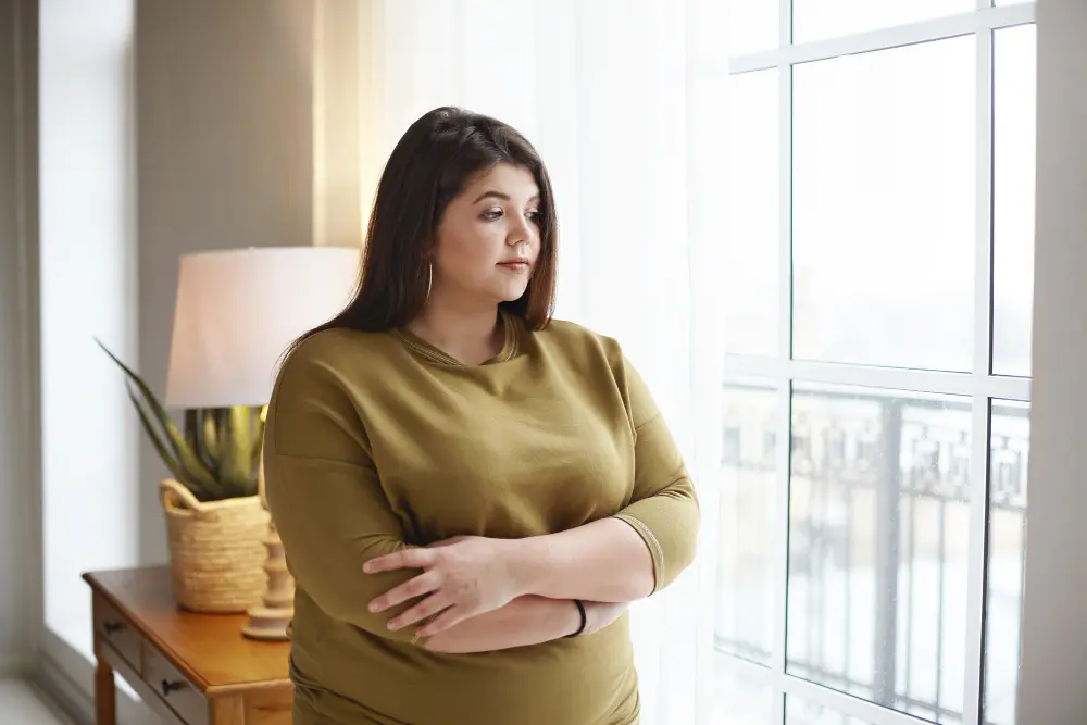 imgagem de uma mulher jovem e bonita com obesidade