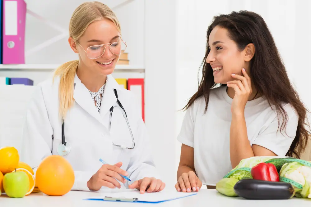 imagem de mulher sendo orientada por nutricionista na mudança de hábito alimentar