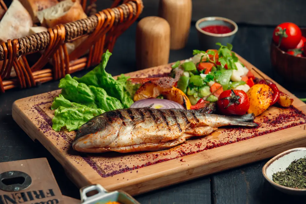imagem de um homem sem ter uma boa relação com a comida