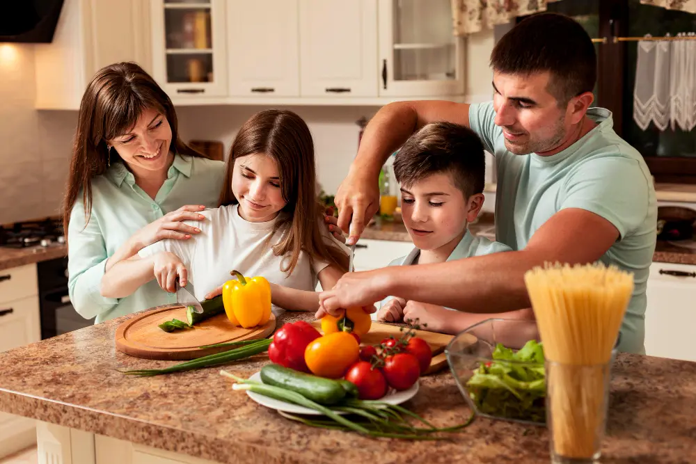 imagem de uma familia preparando uma refeição nutritiva e saudável para comer bem