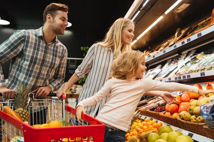 imagem de uma familia fazendo compras no supermercado